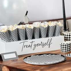 Monochrome Kræmmerhus Snackstand